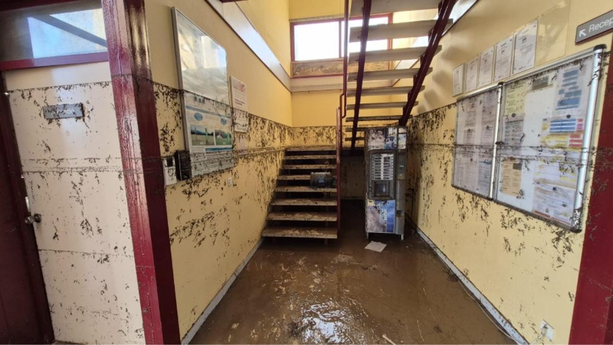 El fang i les marques de l’aigua a l’interior de l’EDAR de Palamós evidencien l’abast de la inundació que va malmetre quadres elèctrics, bombes i dependències de la planta