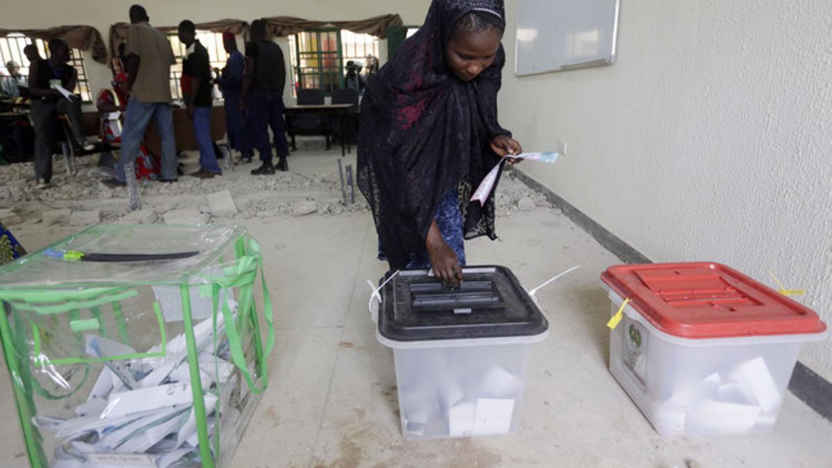 Una mujer desplazada por culpa de Boko Haram vota en la ciudad de Yola.