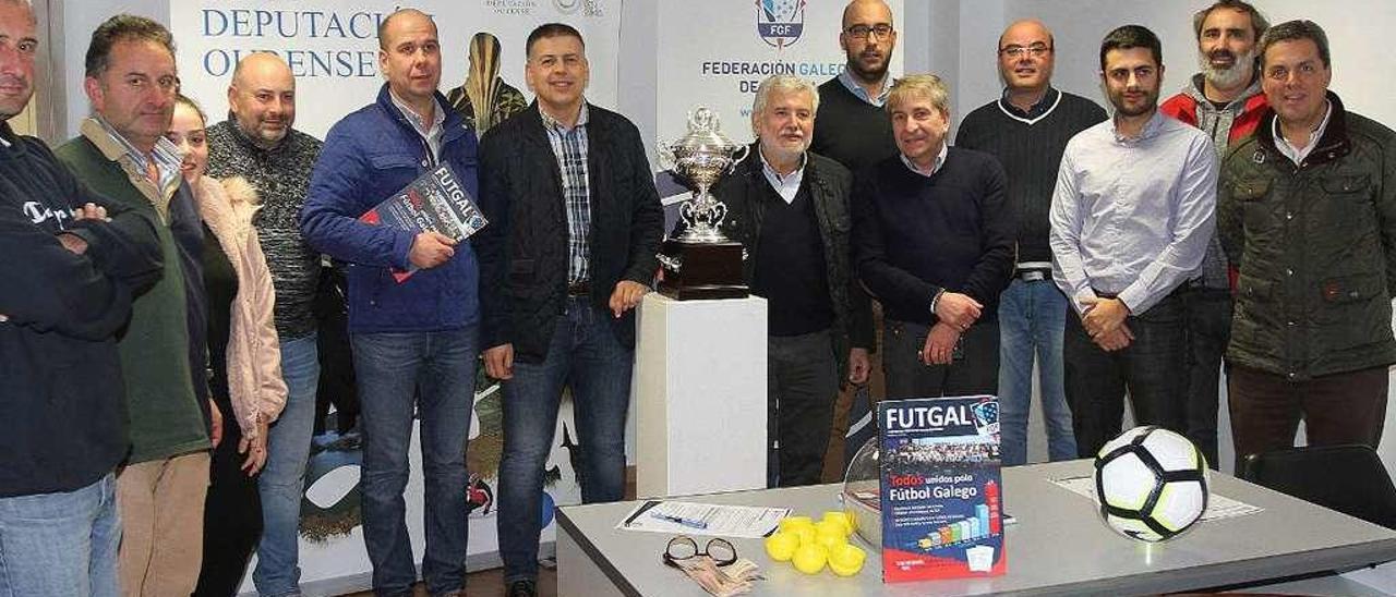 Raúl Rois, Bernardino González y Rosendo Fernández, con los representantes de los equipos. // Iñaki Osorio