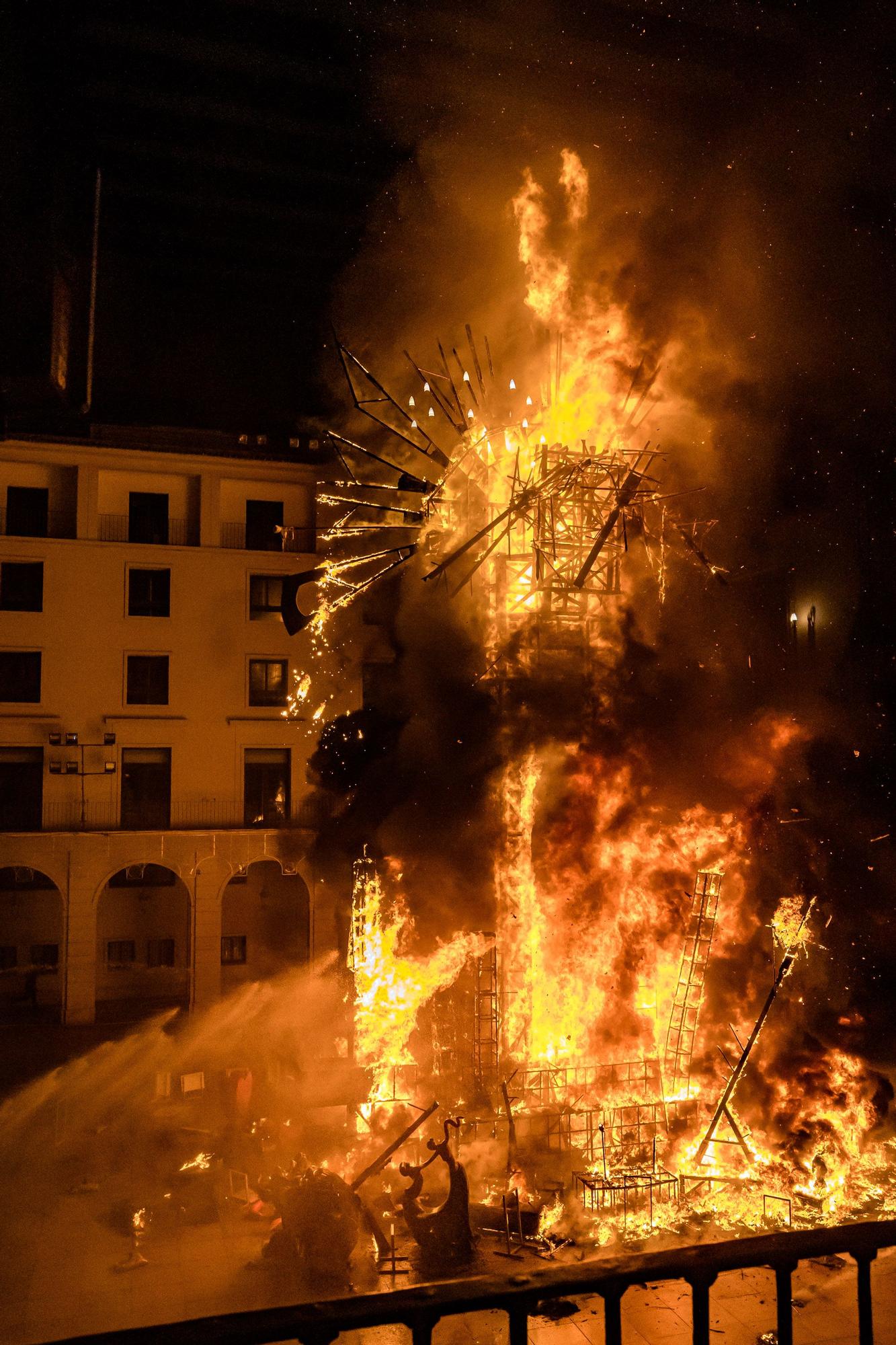 Así ha sido la cremà el monumento Oficial y las Hogueras 2022