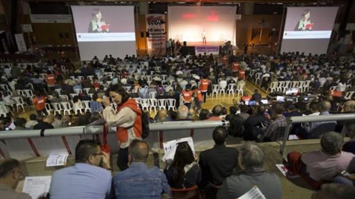 Asamblea abierta de CCOO celebrada en Sant Adrià de Besòs, ayer.