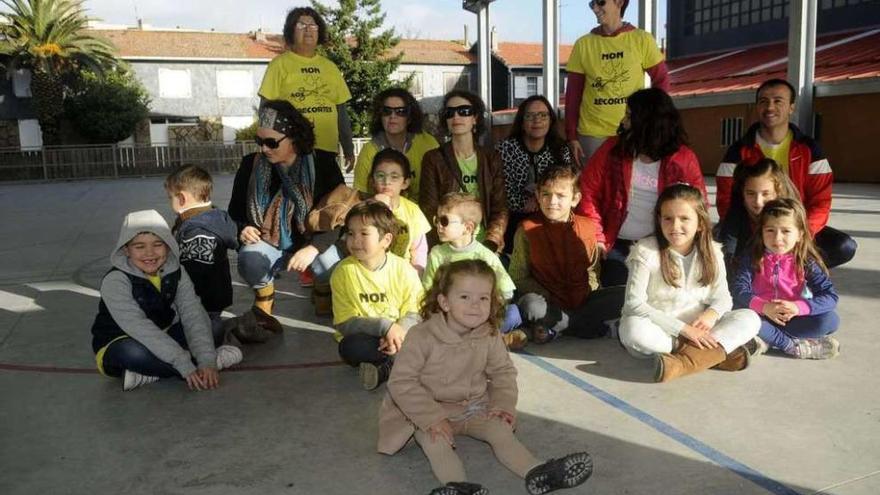 Varios de los padres y alumnos que participaron en la actividad reivindicativa del colegio de A Illa. // N.P.