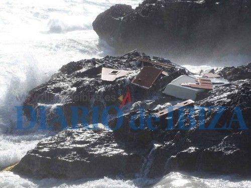 Tres tripulantes de una embarcación de  recreo de nacionalidad francesa han muerto  y otros tres se  encuentran a salvo tras chocar su nave contra las rocas en la zona de es  Caló de Formentera.