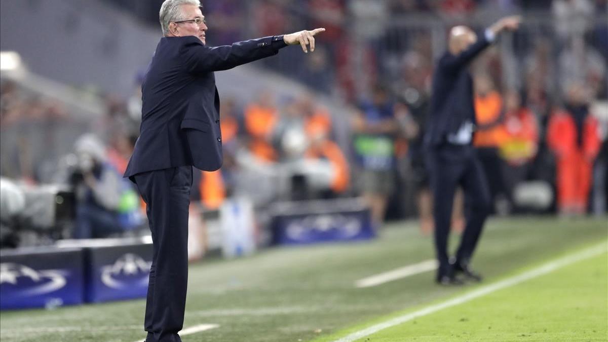 Heynckes y Zidane, al fondo, dan instrucciones durante el partido.