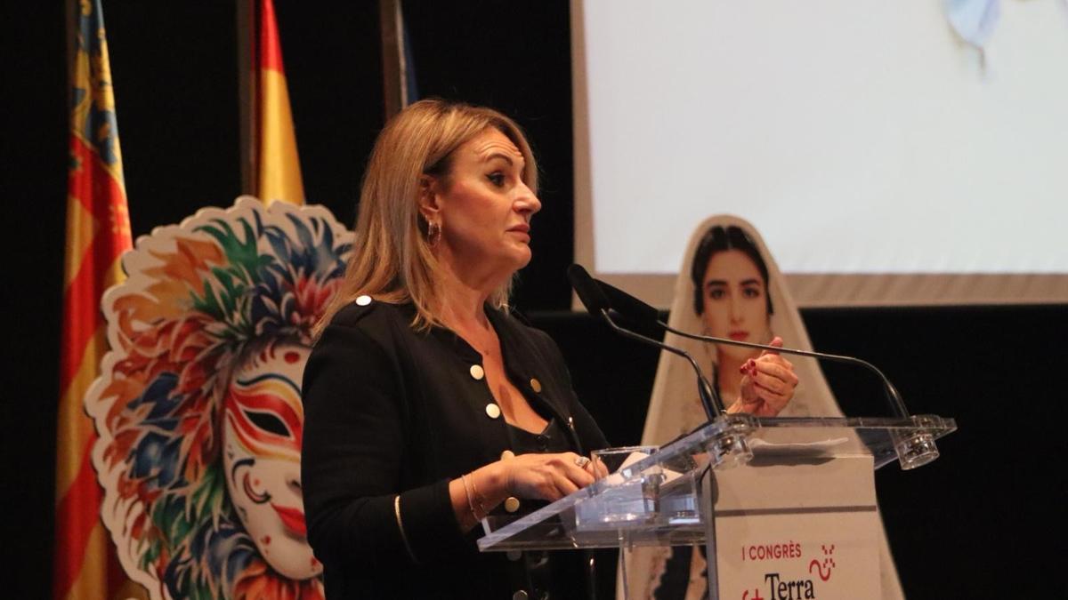 La consellera de Innovación, Industria, Comercio y Turismo, Nuria Montes,  clausura el I Congreso Terra de Festes en Benidorm.