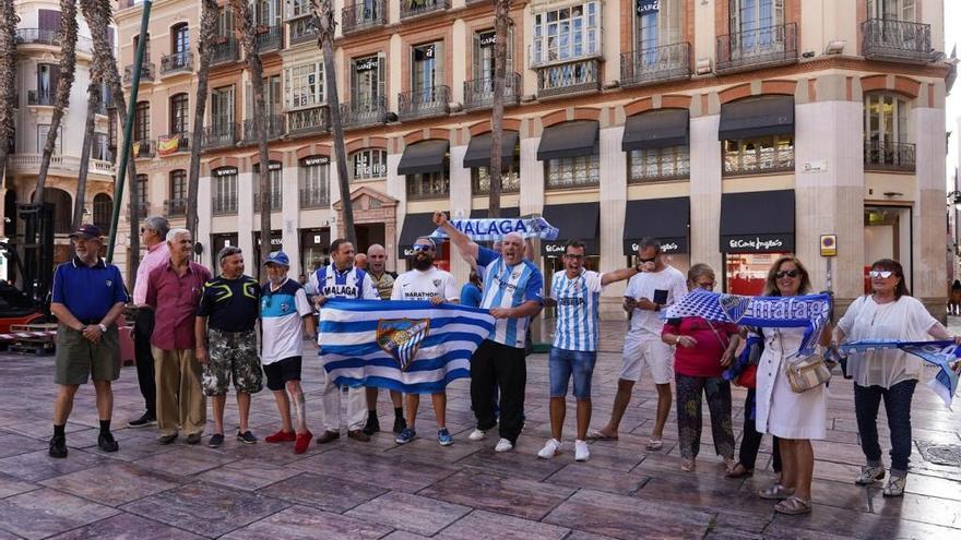 Un pequeño grupo de aficionados se dio cita en la Plaza de la Constitución