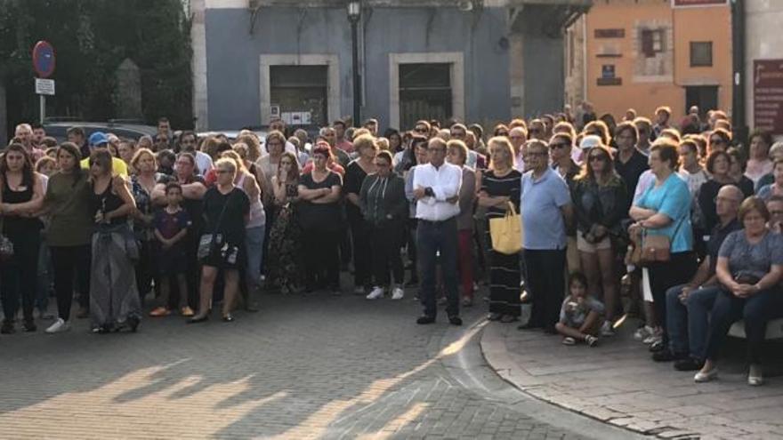 Los vecinos de Llanes se concentran en repulsa por la muerte de Javier Ardines