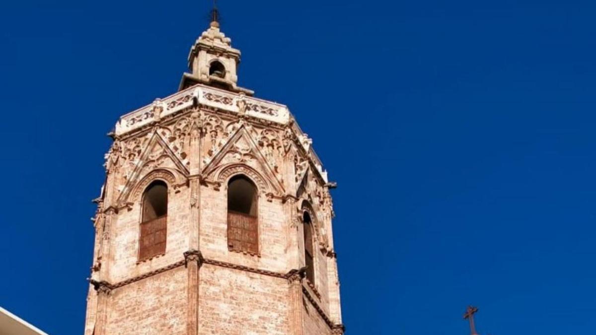 Vista del Micalet des de la plaça de la Reina. |