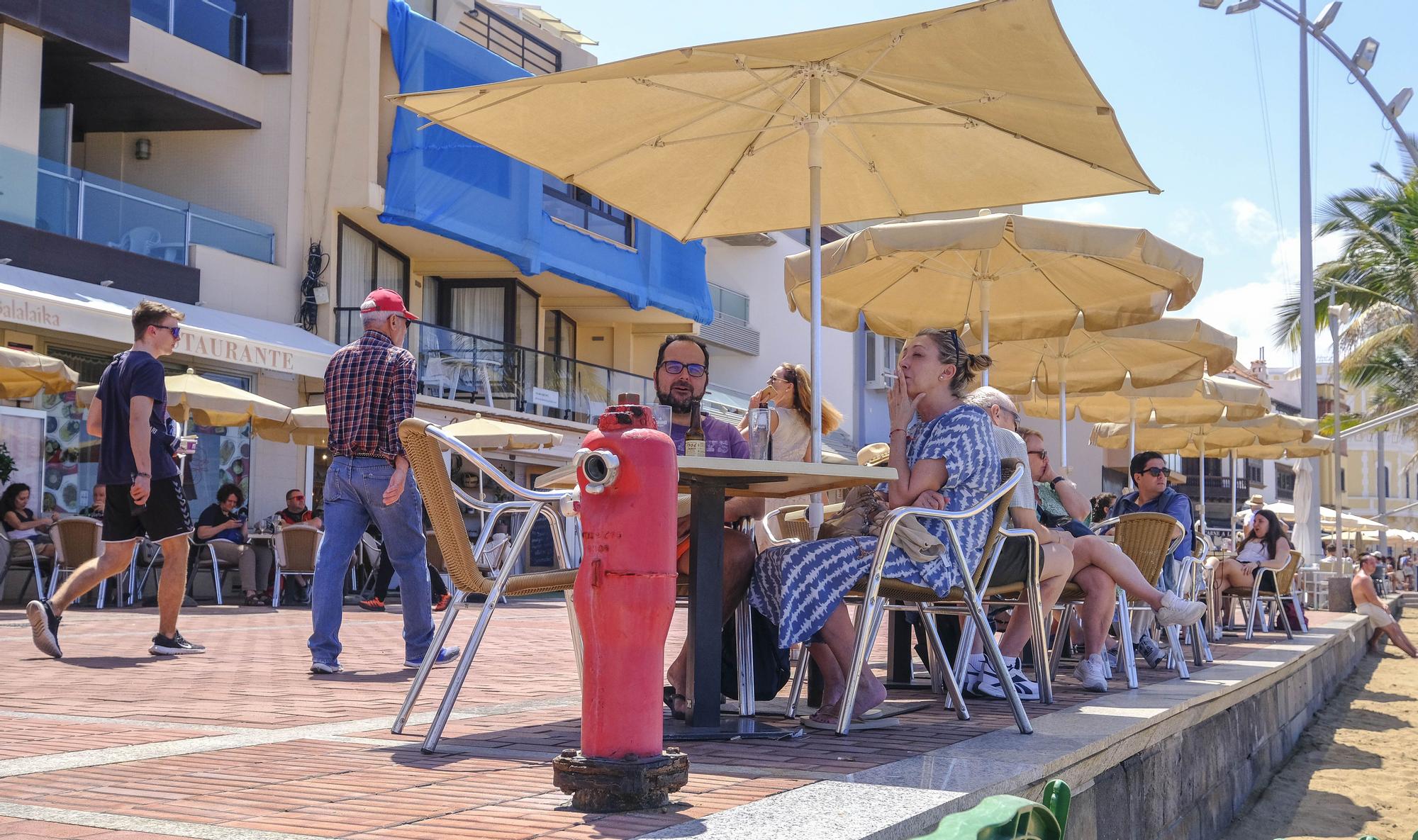 Así se vive la Semana Santa en la playa de Las Canteras, en Las Palmas de Gran Canaria. 