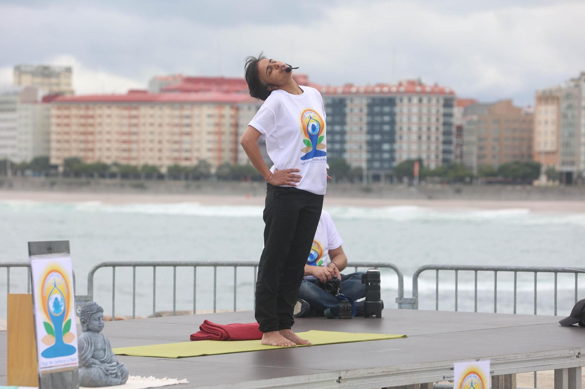 Clase de yoga y meditación en las Esclavas a cargo de la profesora de la embajada de la India