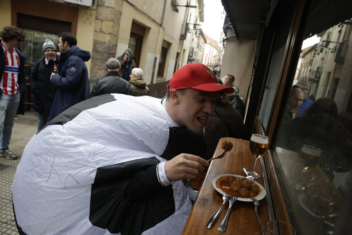 La Mareona invade León ates del partido del Sporting