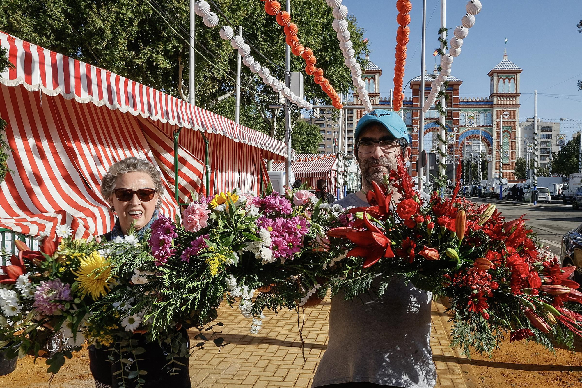 SEVILLA, 13/04/2024.-Últimos preparativos en el ferial y las casetas de la Feria de Abril este sábado, que comienza esta noche con el tradicional alumbrado.- EFE /José Manuel Vidal