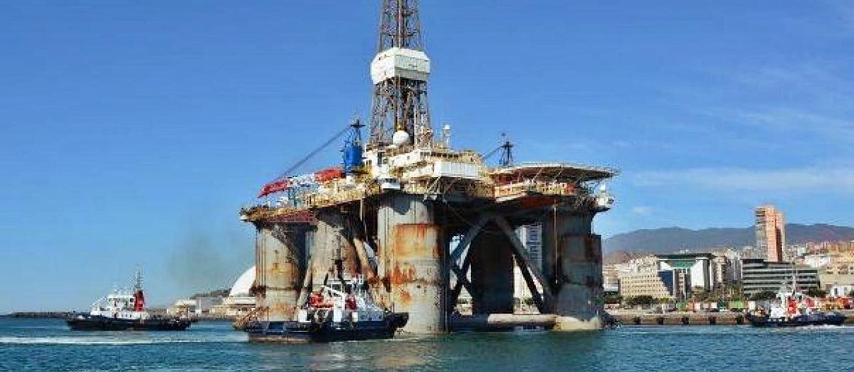 Una vista de una plataforma petrolífera en el Puerto de Santa Cruz de Tenerife.