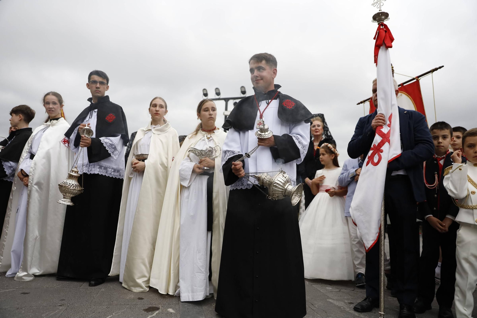 Pétalos, incienso, niños... así fue la procesión del Corpus Christi en Gijón (en imágenes)