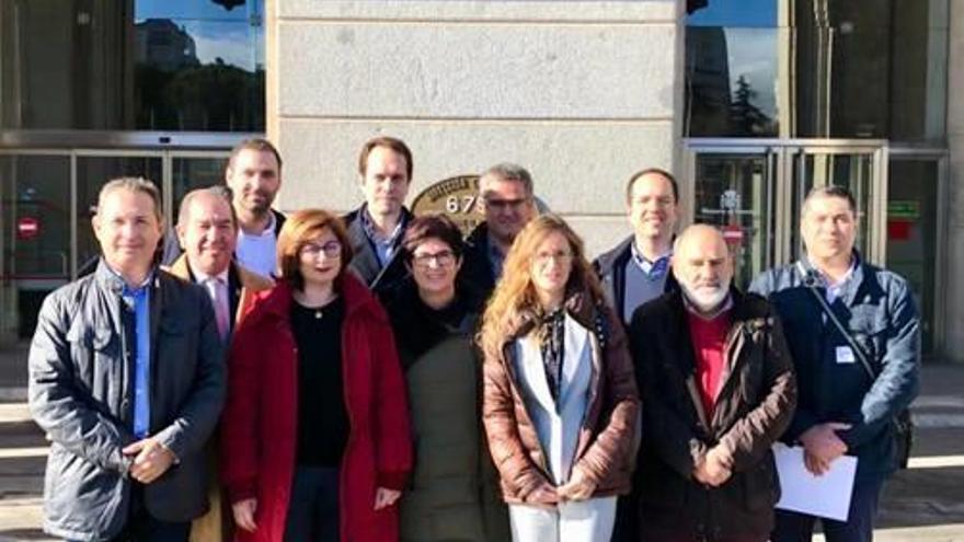 Alcaldes y alcaldesas de municipios de la C-3, ante el Ministerio de Fomento, en Madrid, ayer.