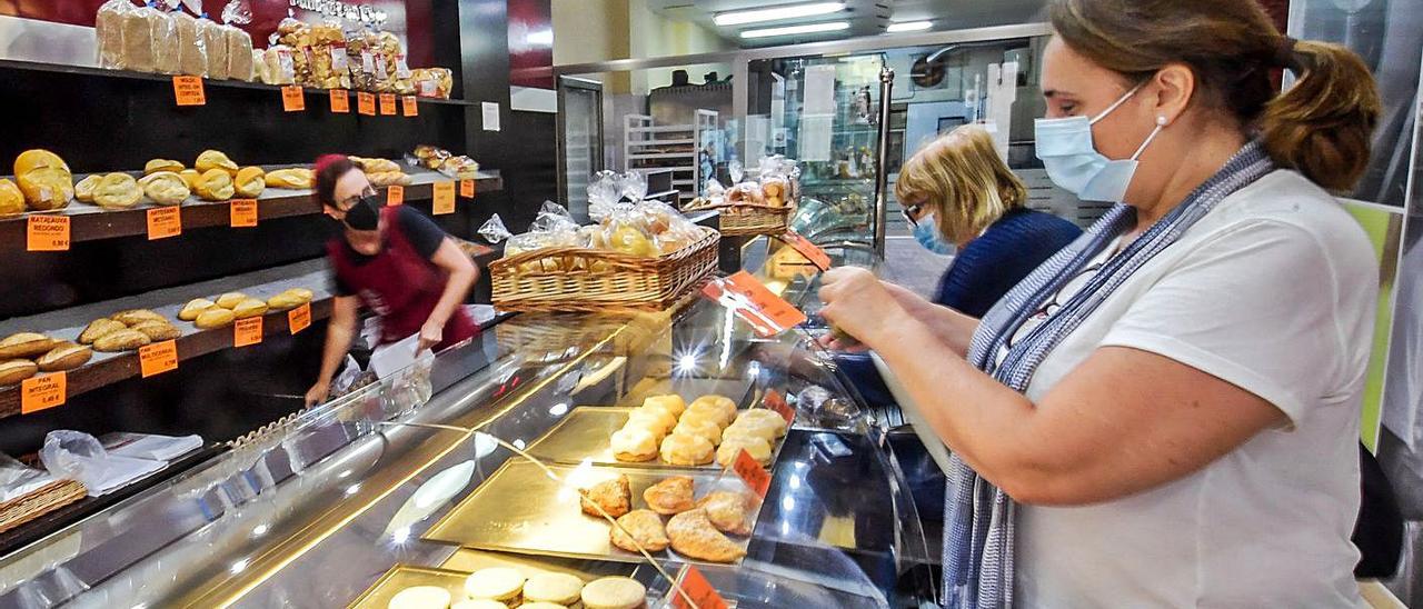 Ambiente en un establecimiento de panadería de la capital grancanaria, en la calle de León y Castillo. | |