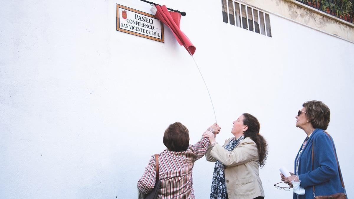 Redondo descubriendo la placa junto a Carmen Yáñez.