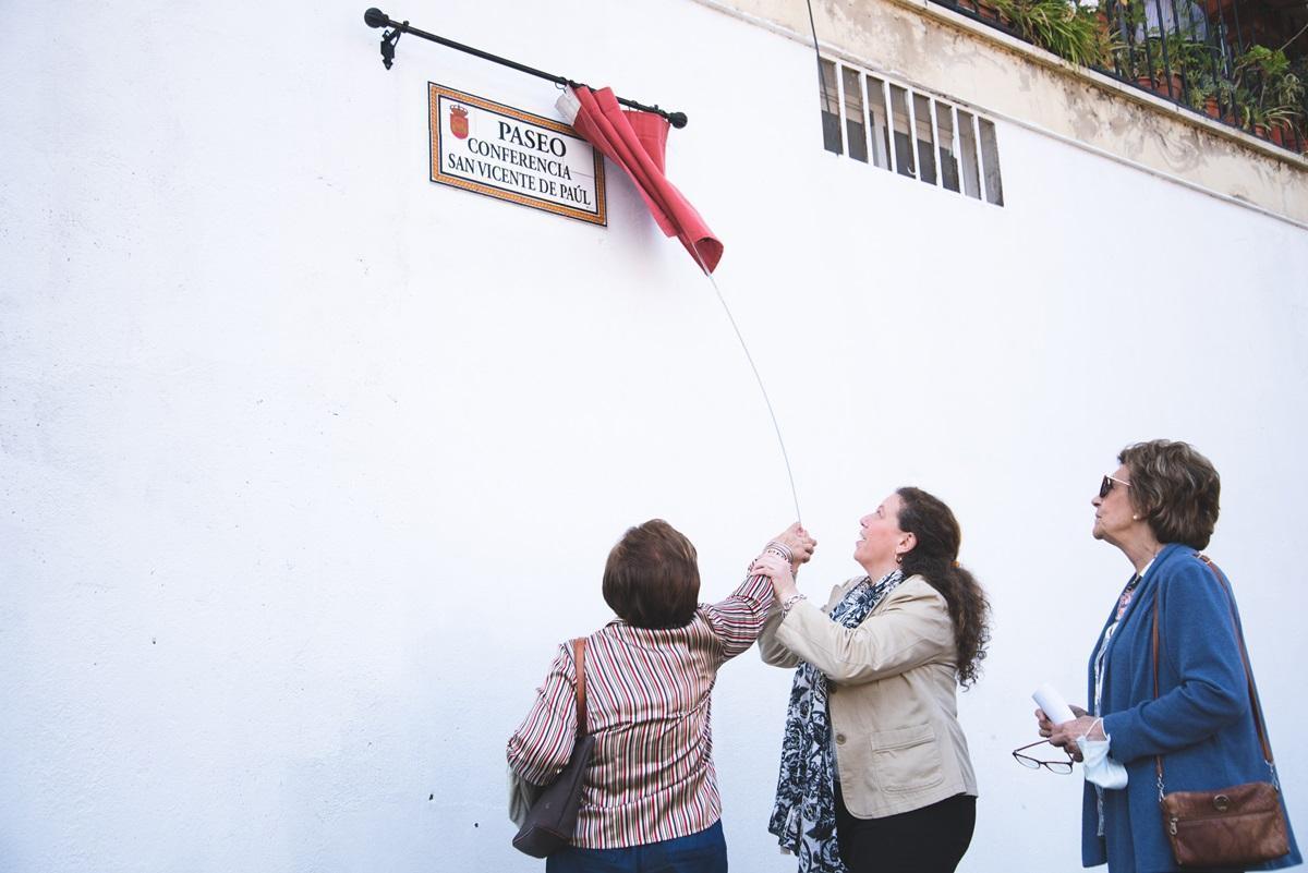 Redondo descubriendo la placa junto a Carmen Yáñez.