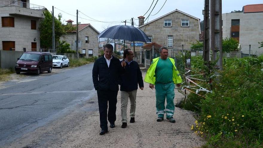 Sotelo y Juanatey, ayer, supervisando una obra en Vilariño.