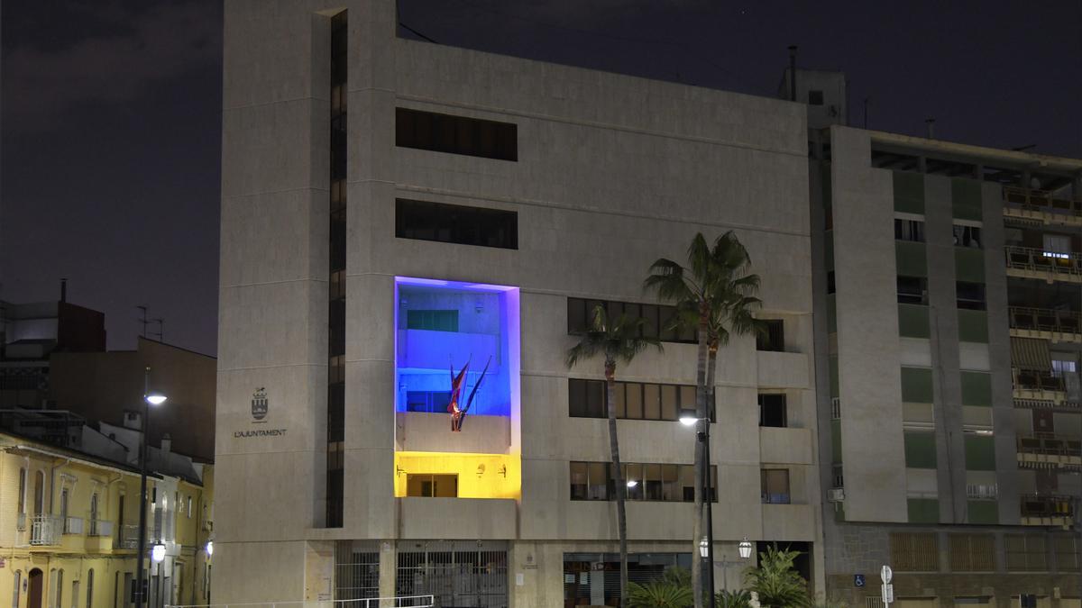 Ayuntamiento de Paiporta iluminado con la bandera de Ucrania