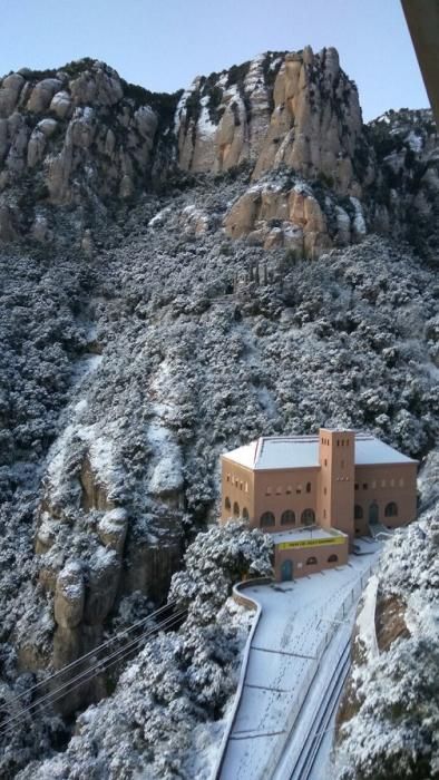 La neu a Montserrat deixa imatges de postal