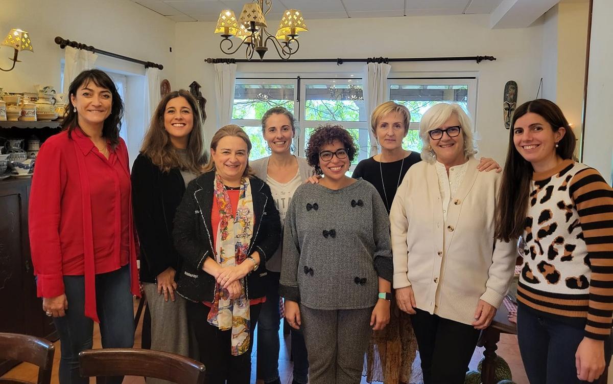 Junta directiva de Mujeres de Empresa (MdE). De izquierda a derecha, Sandra Martinez, tesorera; Susana Miyar, vocal; Carmen Casal, vocal; Maria Virgós, secretaria; Gehisy Hernandez, vocal; Elvira Perez, vicepresidenta ; Charo Gomez Haces, presidenta; Sara Corral, asociada y dueña del restaurante Casa Telva