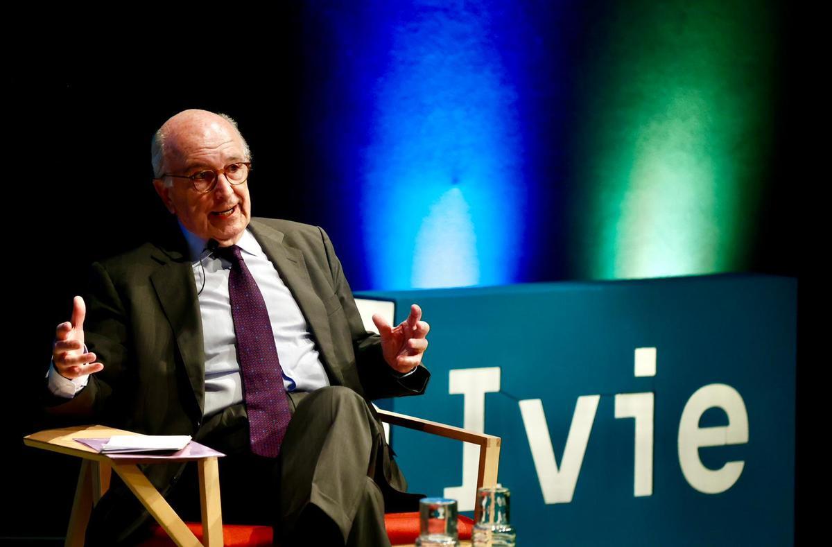Joaquín Almunia, este lunes, en València, por los 35 años del IVIE.