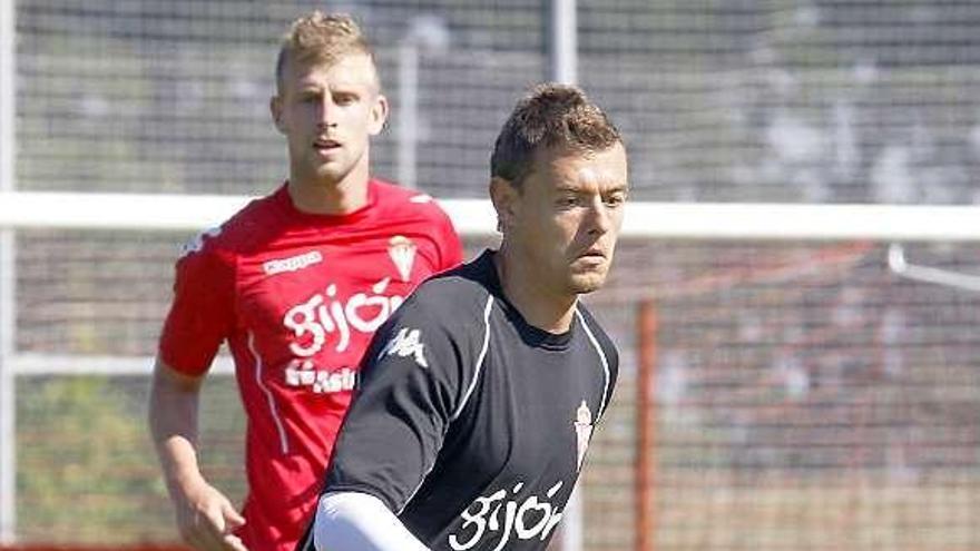 Raúl conduce el balón durante el entrenamiento de ayer en Mareo.