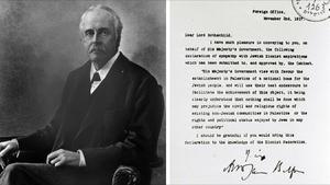 Arthur Balfour, en una foto de 1925, y la carta que envió a Lord Rothschild.