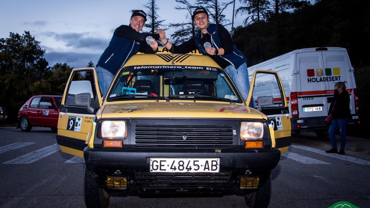 Michelet i Ortiz, celebrant el podi al damunt del seu Renault Express
