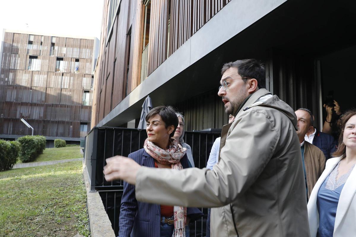 Adrián Barbón conversa con Isabel Rodríguez, en el patio del "edificio negro" de La Mayacina.