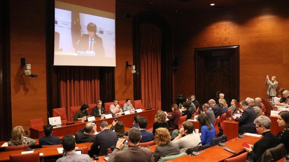 Carles Puigdemont comparece desde el Parlamento Europeo en la comisión de investigación del 155 en el Parlament