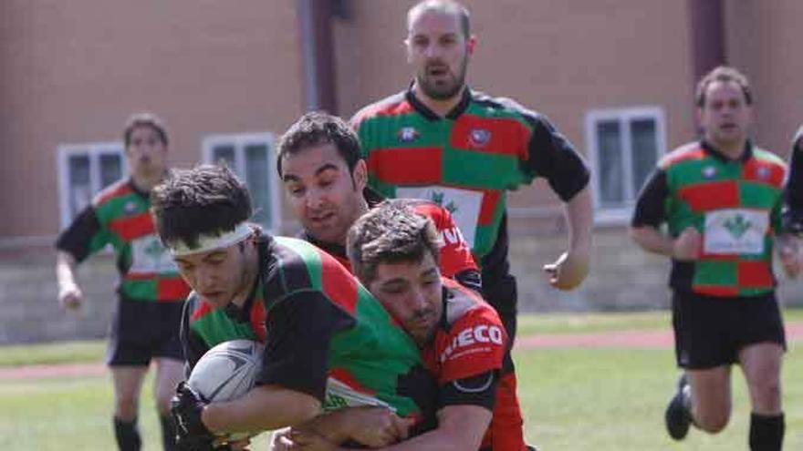 Jugada de un encuentro del Zamora Rugby Club.