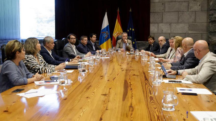 Reunión mantenida ayer por el presidente canario y parte de su equipo con las patronales turísticas.