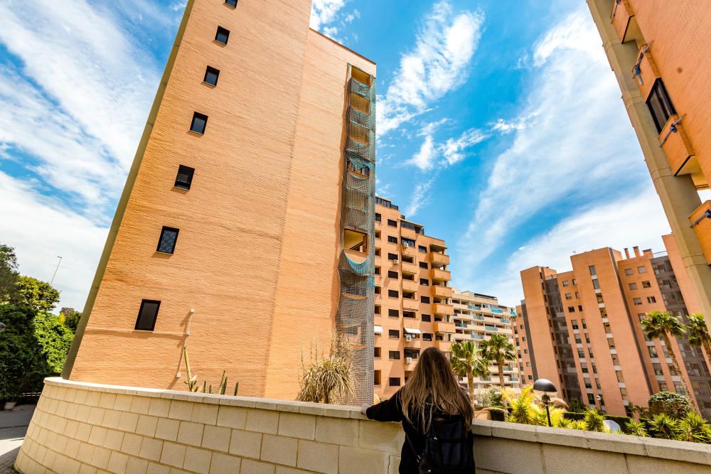 El desprendimiento, que ha afectado a la pared trasera del inmueble, no ha causado heridos aunque ha conmocionado a los vecinos de la finca