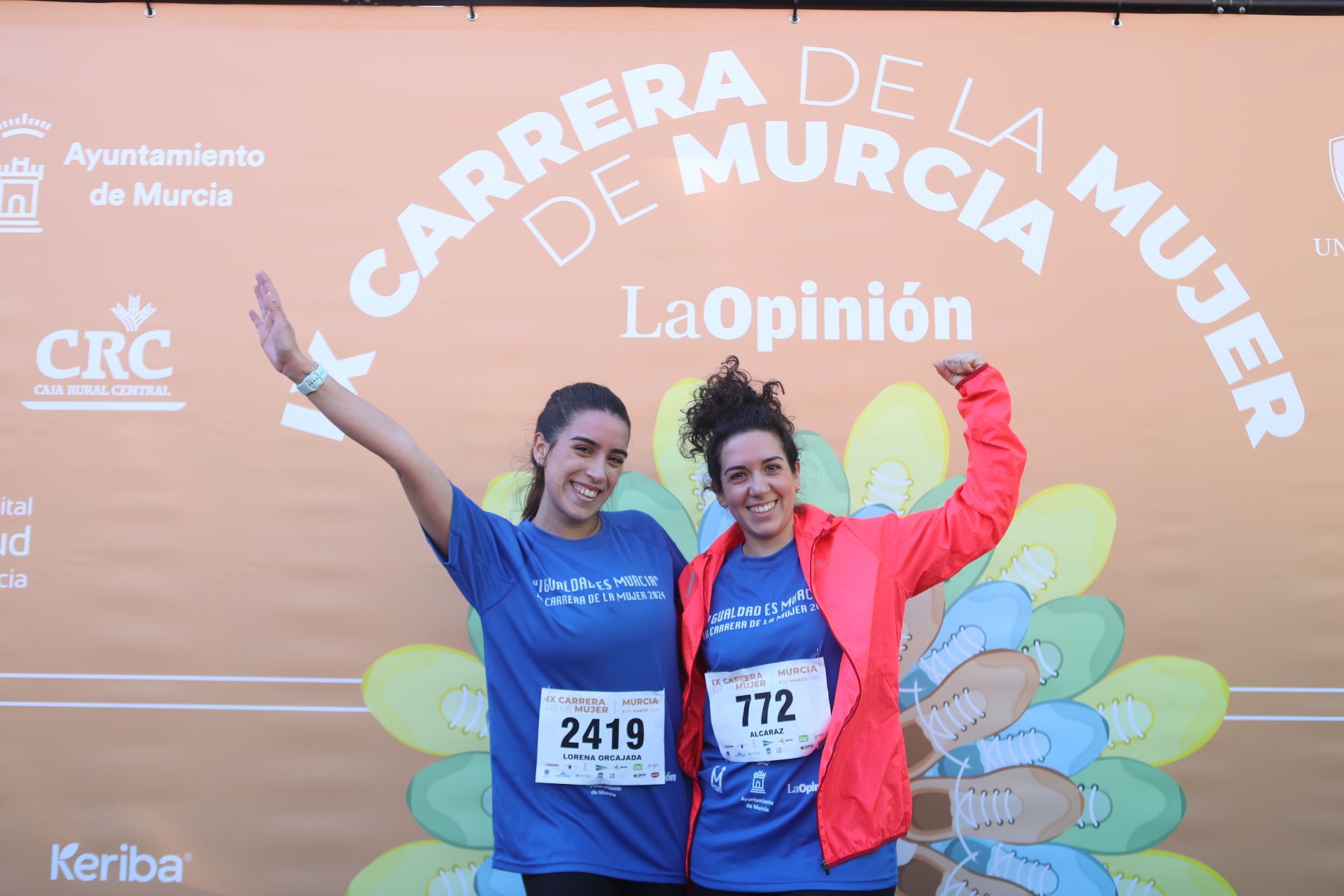 Las participantes posan en el photocall tras finalizar la Carrera de la mujer de Murcia