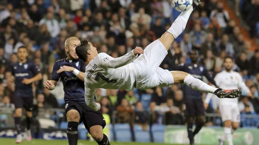 Cristiano Ronaldo falla en su intento de marcar de chilena. // Ballesteros