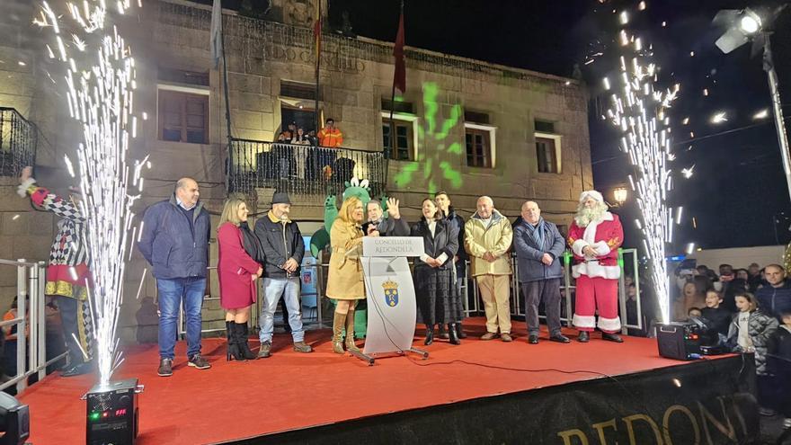 Arriba, acto de encendido das luces da Nadal e comenzo das festas. A dereita, público asistente. | // D.P.