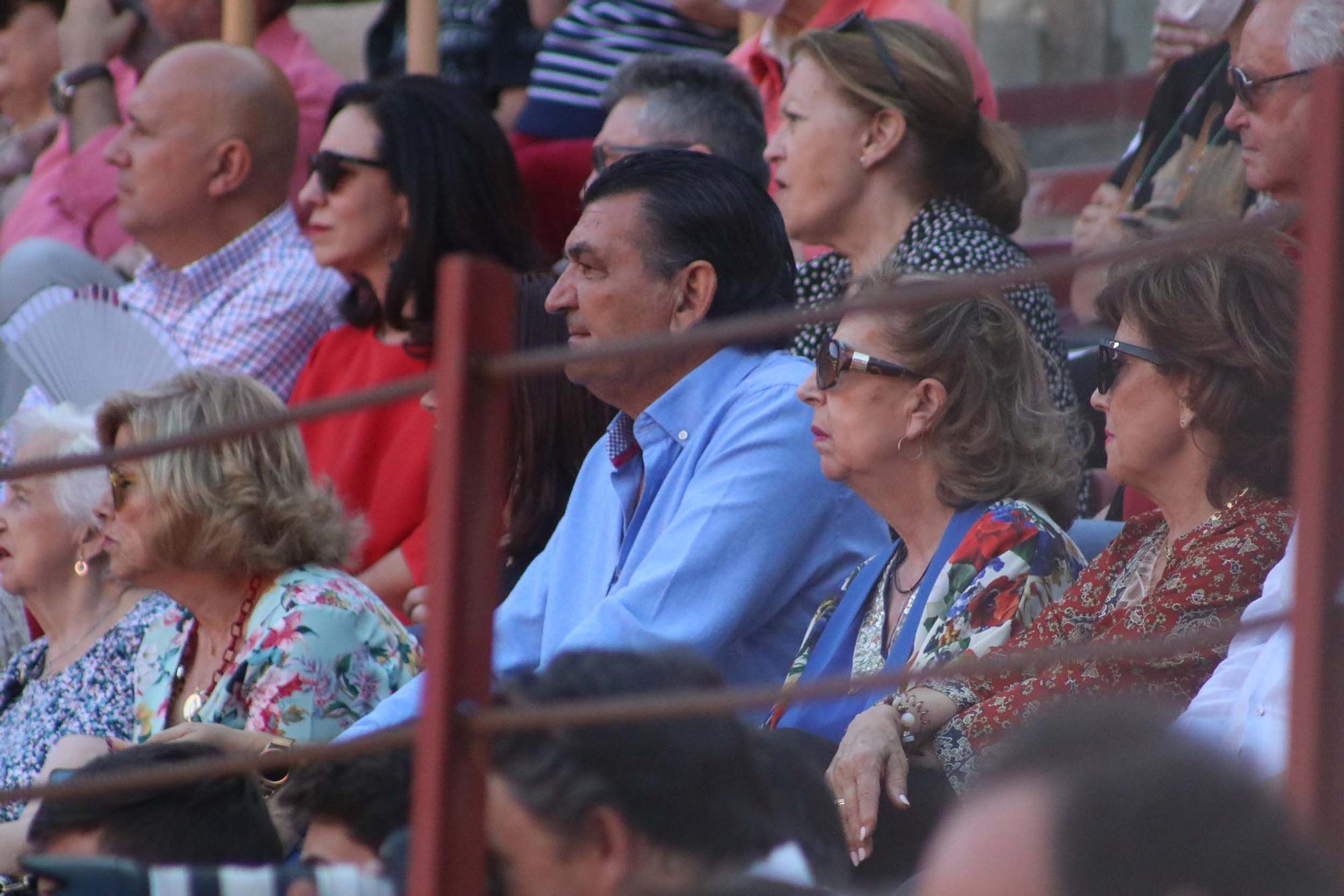 Los aficionados en el último espectáculo taurino de la Feria