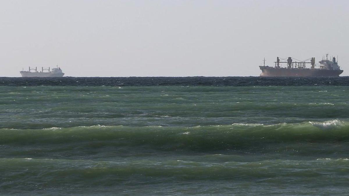 Petroleros cruzan el estrecho de Ormuz, en Omán.