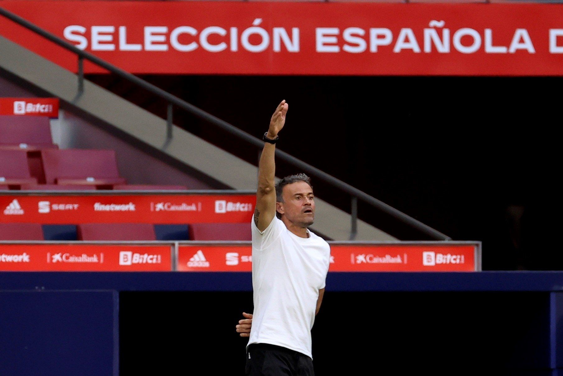 Luis Enrique, en el banquillo durante el España - Portugal