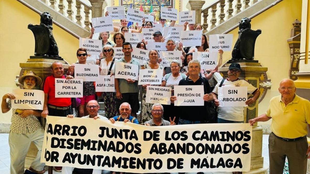 Los vecinos de la Junta de los Caminos denuncian este lunes, en el Ayuntamiento, el abandono de este barrio del Puerto dela Torre.