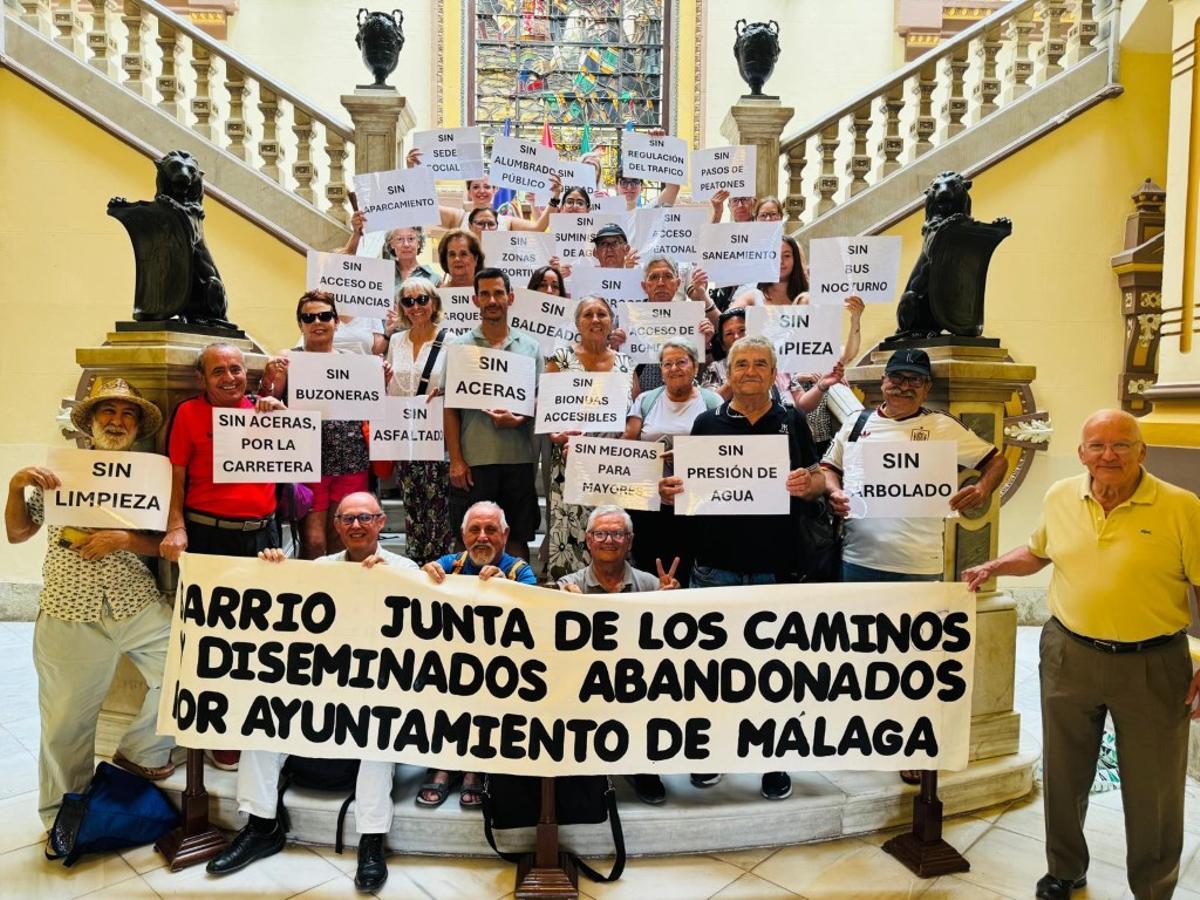 Los vecinos de la Junta de los Caminos denuncian con pancartas, en el Ayuntamiento, el abandono de este barrio del Puerto dela Torre.