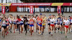 Las atletas comienzan a correr durante el Campeonato de Europa de Campo a través en Hilvarenbeek.