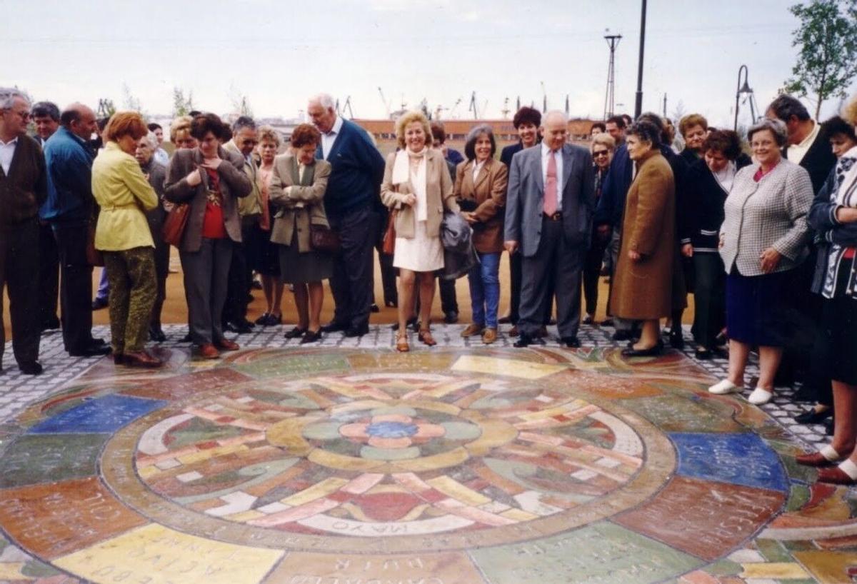 La artista plástica Rosa Guisán, en la inauguración del parque de San Diego el 15 de mayo de 1999.