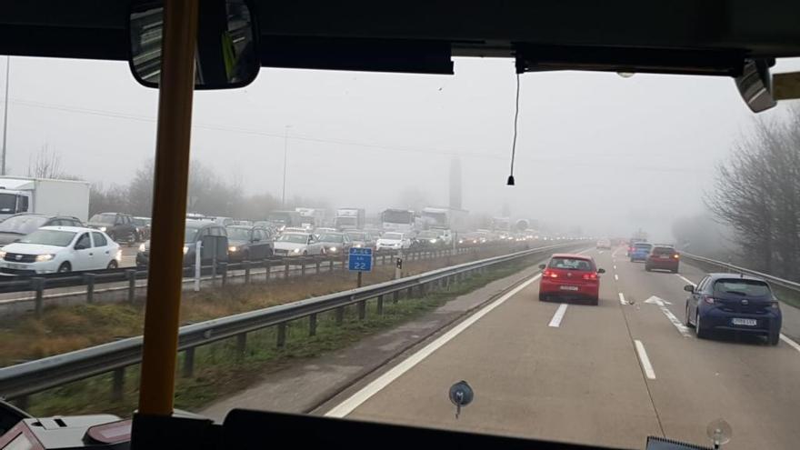 La niebla complica la circulación en la &quot;Y&quot; con dos accidentes y retenciones