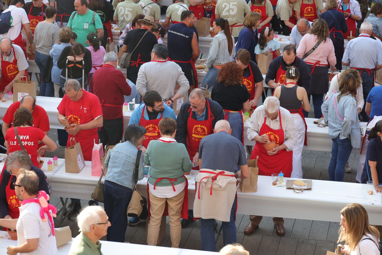 FOTOGALERÍA I Las imágenes de la Nit de la Xulla y del encuentro de elaboración de allioli de las fiestas de Vila-real