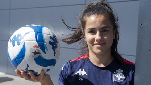 Paula Novo posa cunha pelota na cidade deportiva de Abegondo