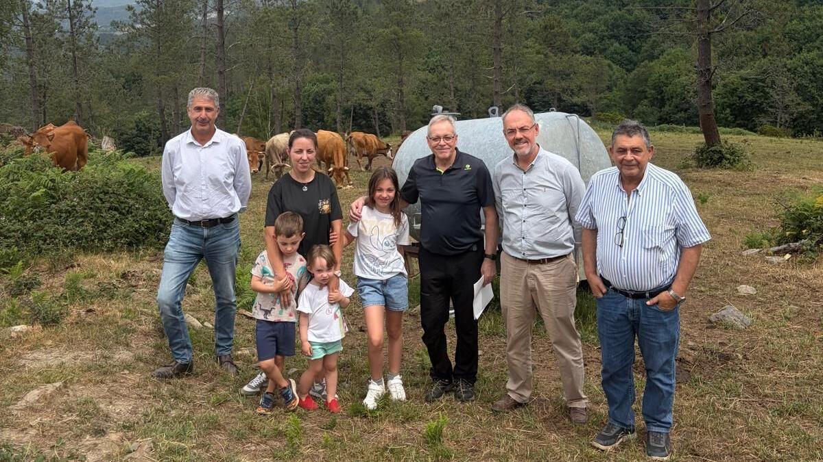 José Balseiros, en el centro, en el pastizal de Sixto, Forcarei.