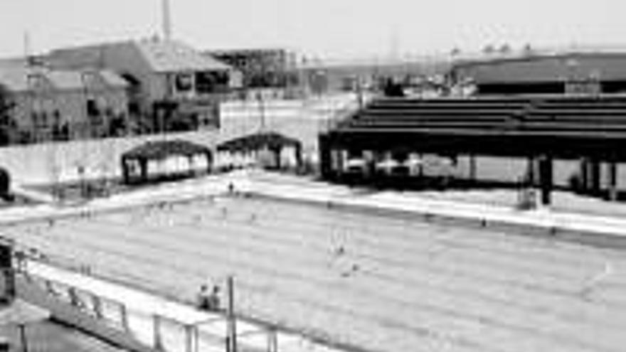 El número de bañistas de la piscina municipal descendió